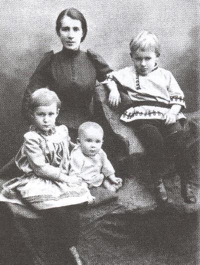 М.М. фон Эссен с детьми. Начало 1890-х годов М.М. фон Эссен с детьми. Начало 1890-х годов.jpg